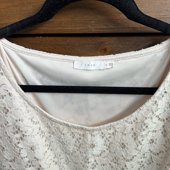 Lace dress - Picture 2 of 3